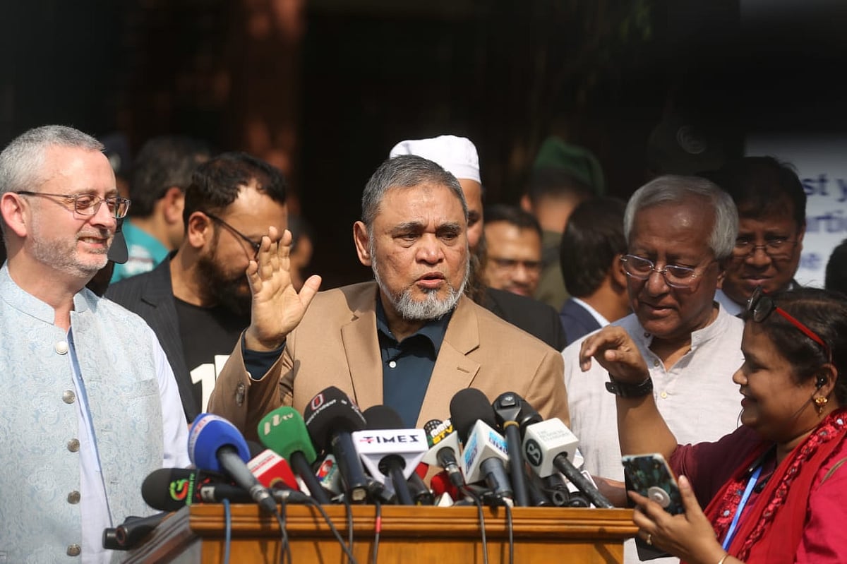 সিইসি এ এম এম নাসির উদ্দীন সাংবাদিকদের সঙ্গে কথা বলেন। রাজধানীর আগারগাঁওয়ের শেরেবাংলা নগর সরকারি বালিকা উচ্চবিদ্যালয়ে, ২৯ নভেম্বর ২০২৫