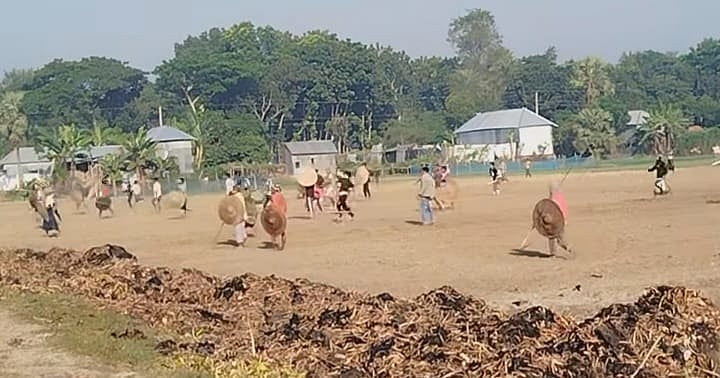 ফরিদপুরের সালথা উপজেলায় আধিপত্য বিস্তারকে কেন্দ্র করে উপজেলার বালিয়াগট্টি এলাকায় দুপক্ষের সংঘর্ষ চলছে। আজ শনিবার সকাল আটটার দিকে