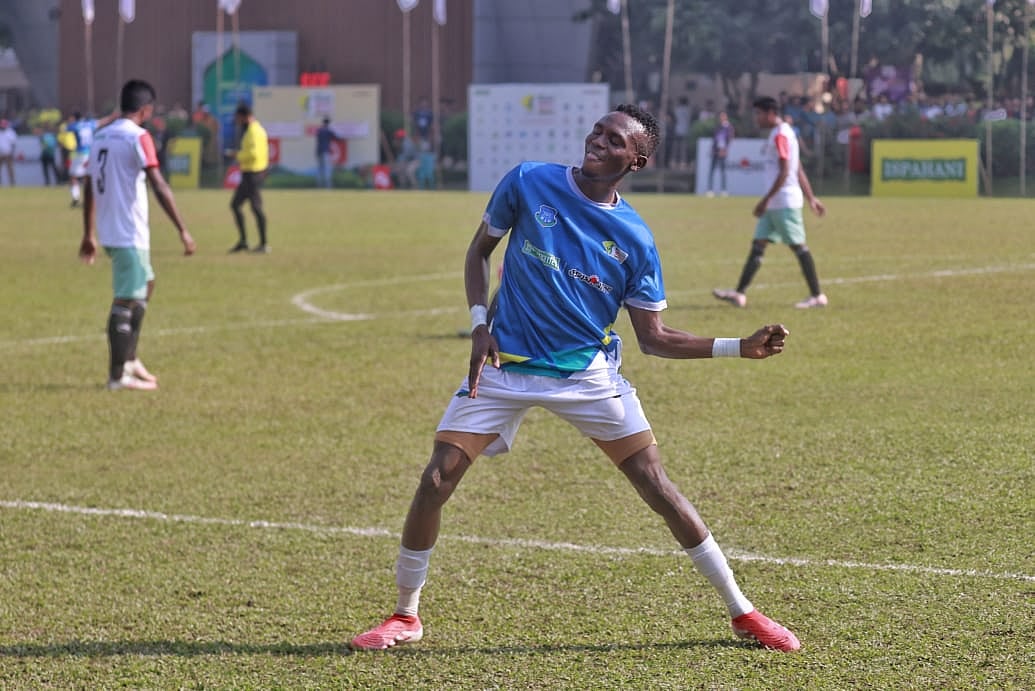 ড্যাফোডিলের হয়ে ৫ গোল করা আবু বক্করের উদ্‌যাপন