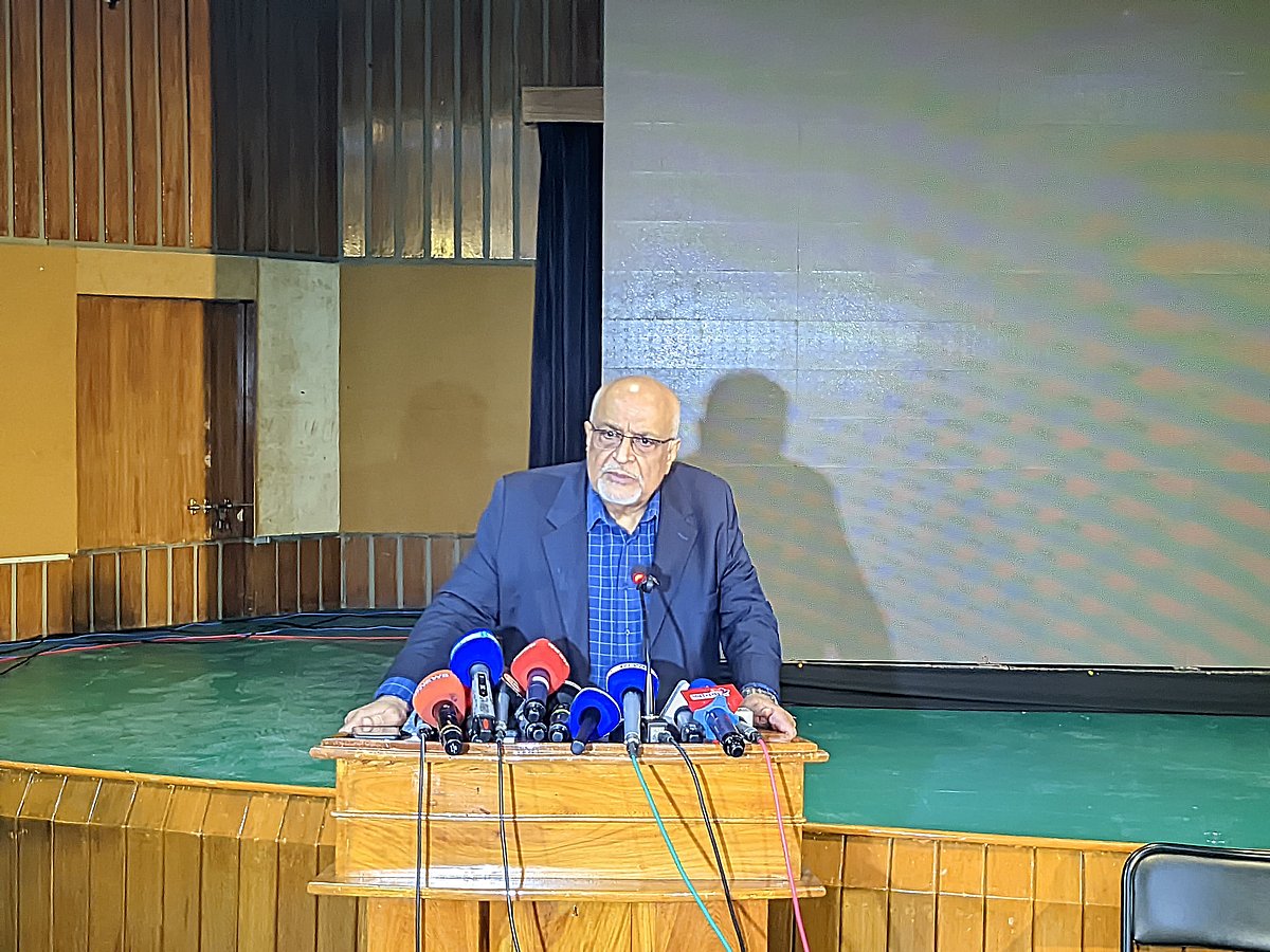 রংপুরে নাগরিক প্লাটফর্মের আঞ্চলিক  প্রাক নির্বাচনী পরামর্শ সভায় সাংবাদিকদের প্রশ্নের উত্তর দিচ্ছেন দেবপ্রিয় ভট্টাচার্য। আজ শনিবার নগরের আরডিআরএস মিলনায়তনে