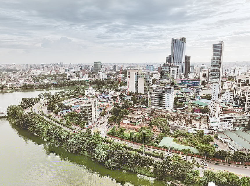 রাজধানীর তেজগাঁও শিল্প এলাকা এখন রূপ নিয়েছে বাণিজ্যিক এলাকায়। এখানে নির্মিত হয়েছে বেশ কয়েকটি কোম্পানির বাণিজ্যিক ভবন