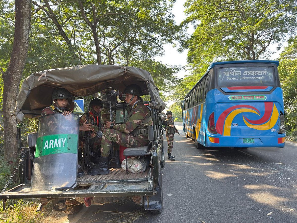 ফরিদপুরে প্রায় দেড় ঘণ্টা পর মহাসড়কে যান চলাচল স্বাভাবিক হয়েছে। আজ শনিবার সকালে