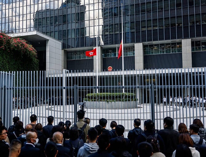 হংকংয়ের তাই পো এলাকার ওয়াং ফুক কোর্ট হাউজিং কমপ্লেক্সে ভয়াবহ অগ্নিকাণ্ডে নিহত ব্যক্তিদের স্মরণে শোক পালনের অংশ হিসেবে সরকারি অফিসগুলোয় হংকং ও চীনের পতাকা অর্ধনমিত রাখা হয়