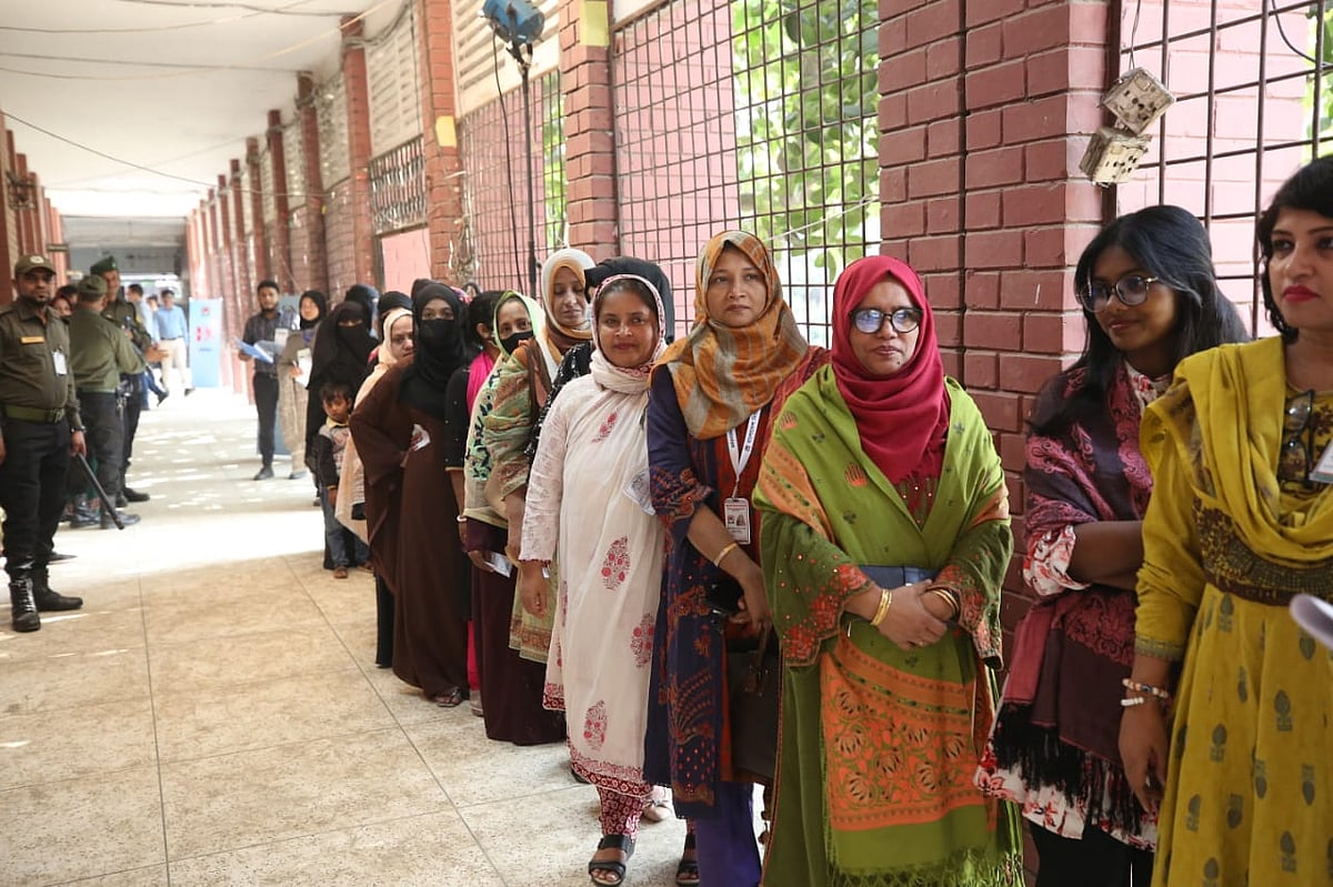 আগারগাঁওয়ের শেরেবাংলা নগর সরকারি বালিকা উচ্চবিদ্যালয়ে ‘মক ভোটিং’ (ভোট দেওয়ার অনুশীলন) চলছে। আজ শনিবার সকালে