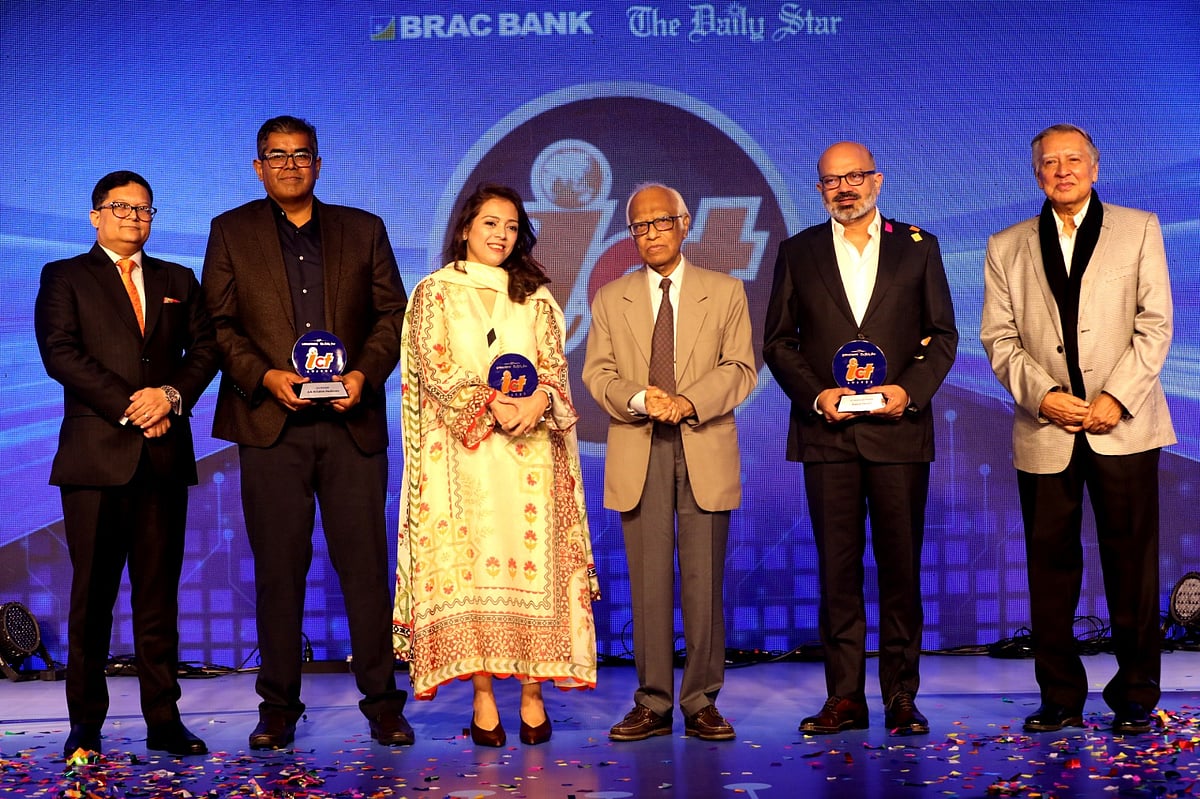 অনুষ্ঠানে (বাঁ থেকে) ব্র্যাক ব্যাংকের এমডি ও সিইও তারেক রেফাত উল্লাহ খান, বিডি জবস ডটকমের সিইও এ কে এম ফাহিম মাশরুর, ফুডপান্ডা বাংলাদেশের এমডি আম্বারীন রেজা, পরিকল্পনা উপদেষ্টা ওয়াহিদউদ্দিন মাহমুদ, বিকাশের সিইও কামাল কাদীর ও দ্য ডেইলি স্টার সম্পাদক মাহফুজ আনাম