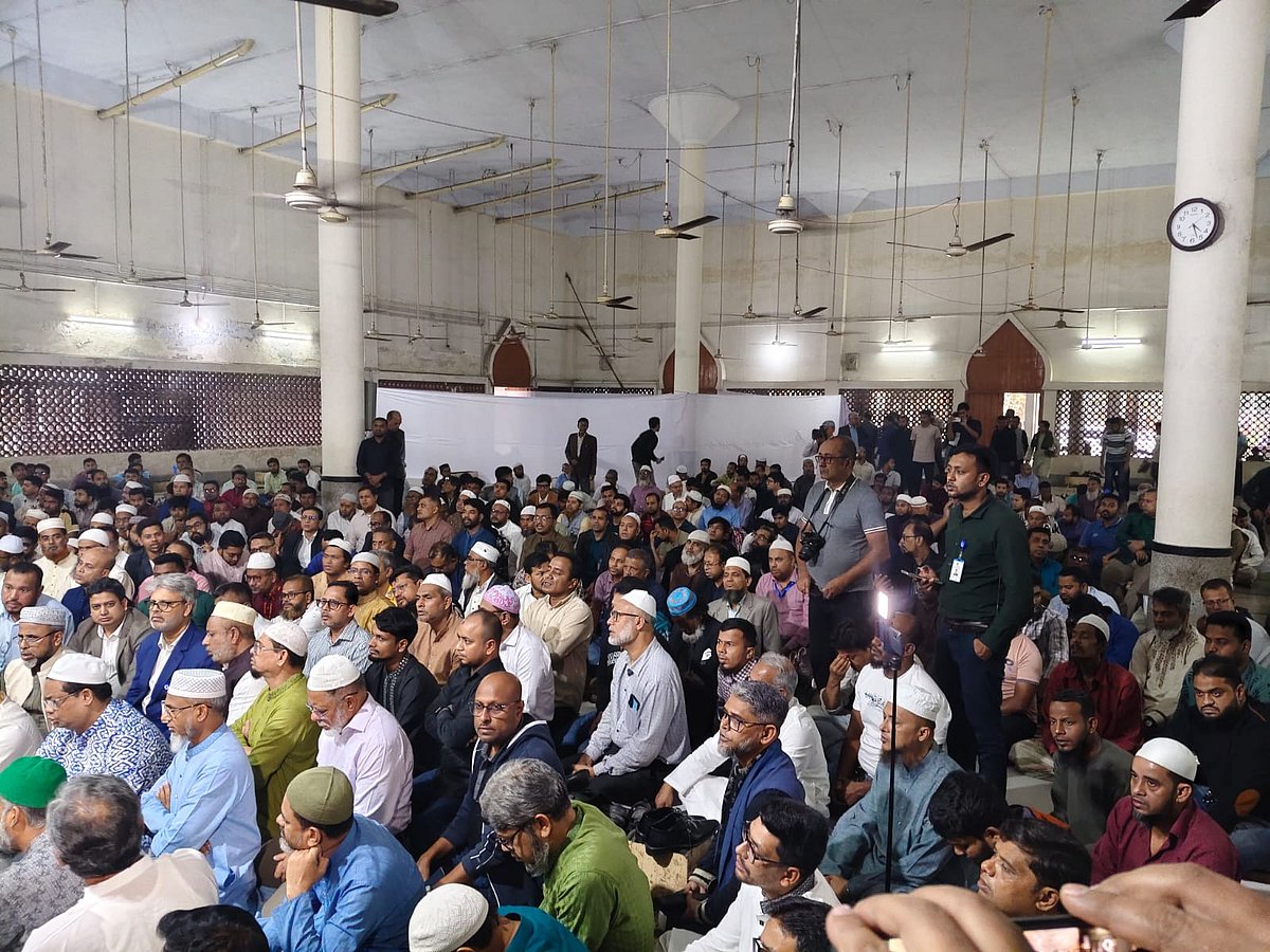 বিএনপির চেয়ারপারসন খালেদা জিয়ার সুস্থতা কামনায় ঢাকা বিশ্ববিদ্যালয়ের কেন্দ্রীয় মসজিদে দোয়া মাহফিলের আয়োজন করা হয়। ২৯ নভেম্বর