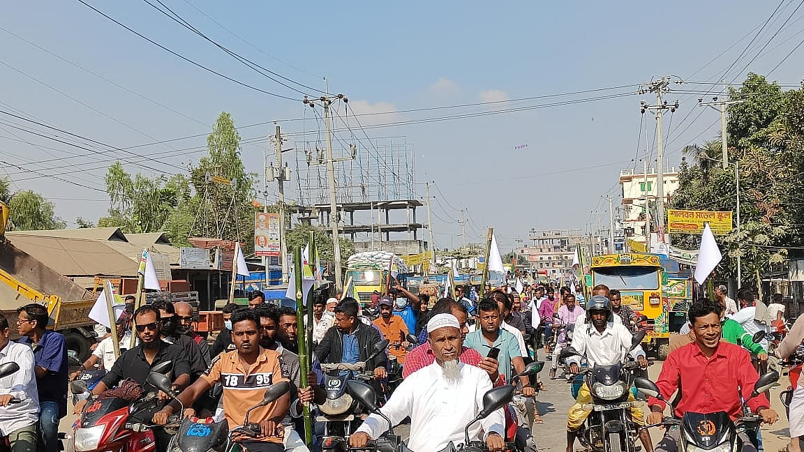 টাঙ্গাইল-১ (মধুপুর-ধনবাড়ী) আসনে বিএনপির প্রার্থী পরিবর্তনের দাবিতে মোহাম্মদ আলীর সমর্থকদের মোটরসাইকেল শোভাযাত্রা। শনিবার দুপুরে মধুপুর এলাকায়
