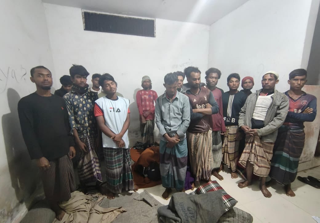 চট্টগ্রামের সাতকানিয়া থেকে ২২ রোহিঙ্গা নাগরিককে আটক করেছে যৌথবাহিনী। গতকাল রাতে উপজেলার ছদাহা  ও কেওচিয়া ইউনিয়নে