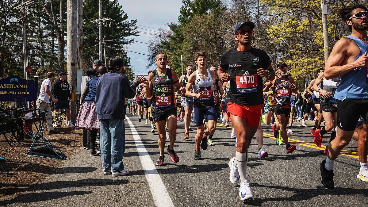 বিশ্বের প্রাচীনতম ম্যারাথনের ১২৯তম আসরে দৌড়াচ্ছেন বাংলাদেশের আরাফাত (কালো টি–শার্ট ও লাল শর্টস পরা)
