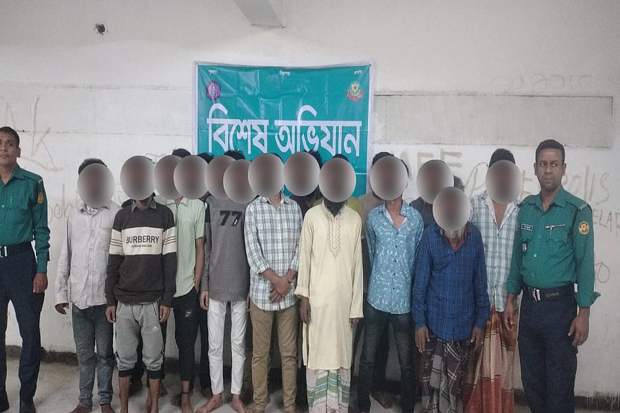 বিশেষ অভিযান চালিয়ে ১৬ জনকে গ্রেপ্তার করেছে মোহাম্মদপুর থানা-পুলিশ