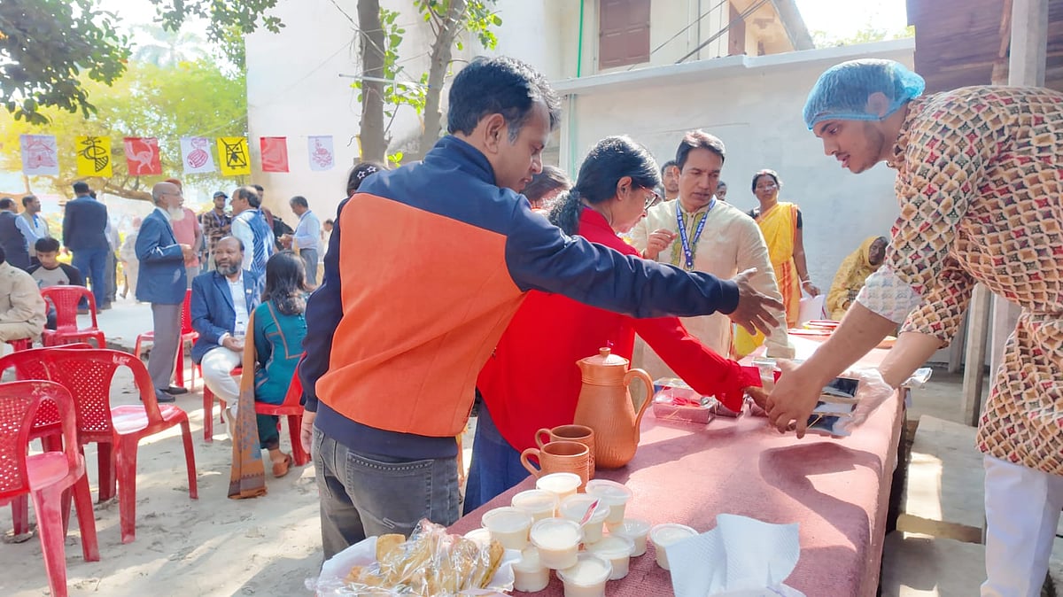রাজশাহীতে বরেন্দ্র জাদুঘর প্রাঙ্গণে ঐতিহ্য ও শিল্প সংস্কৃতির মেলার স্টলে দর্শনার্থীদের ভিড়। শুক্রবার দুপুরে