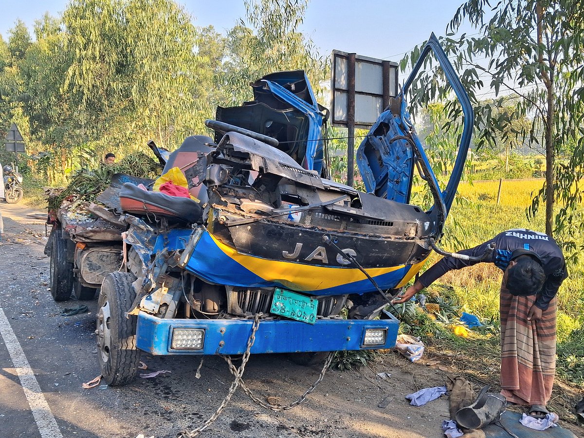 দুর্ঘটনায় ক্ষতিগ্রস্ত পিকআপ ভ্যান। আজ সকালে চট্টগ্রামের মিরসরাই উপজেলার ওয়াহেদপুর ইউনিয়নের নিজামপুর বাজার এলাকায়