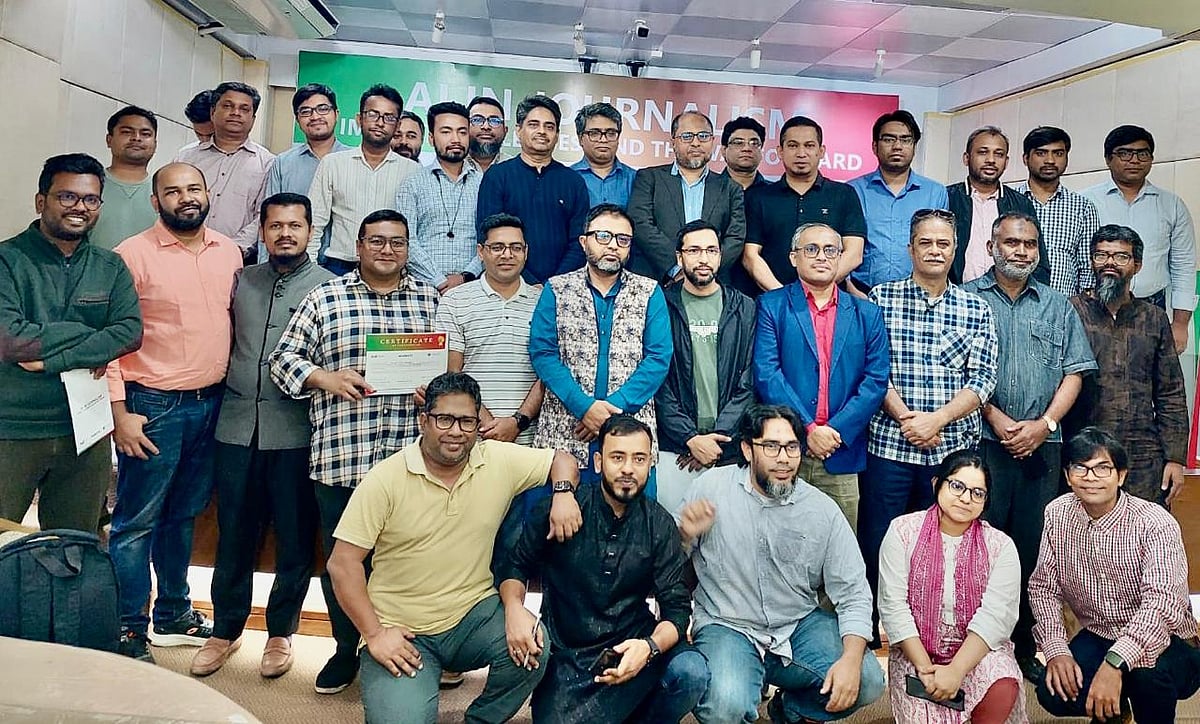 বিআইজেএফের কর্মশালায় অংশগ্রহণকারী ও প্রশিক্ষকেরা