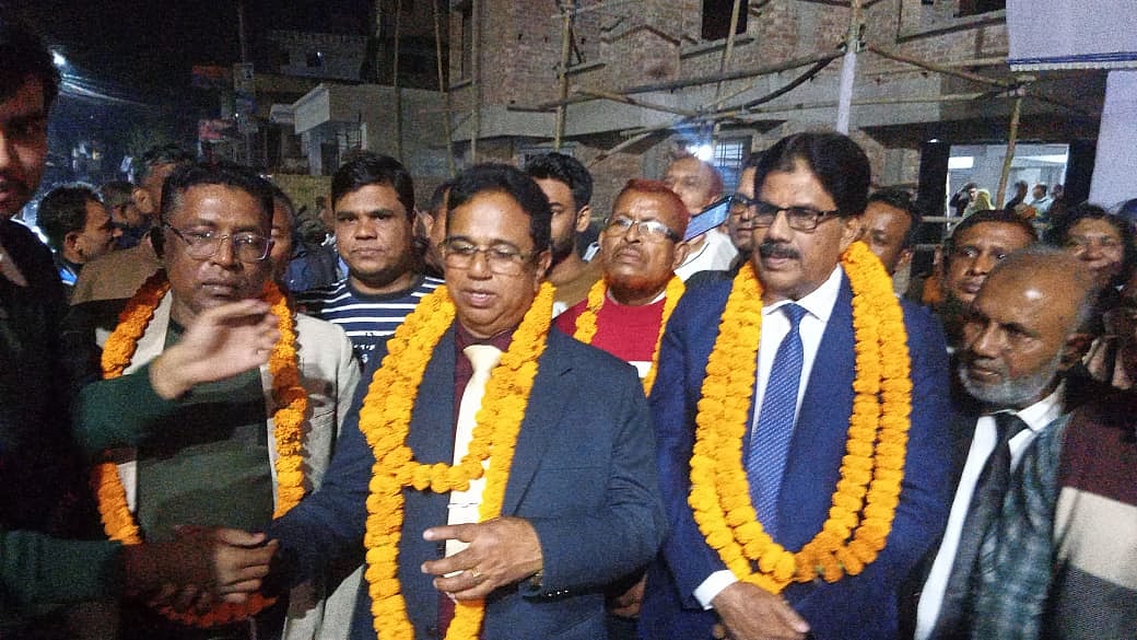 যশোর আইনজীবী সমিতির নির্বাচনে বিএনপিপন্থী প্যানেল থেকে সভাপতি পদে বিজয়ী সৈয়দ সাবেরুল হক ও সাধারণ সম্পাদক পদে বিজয়ী এম এ গফুর