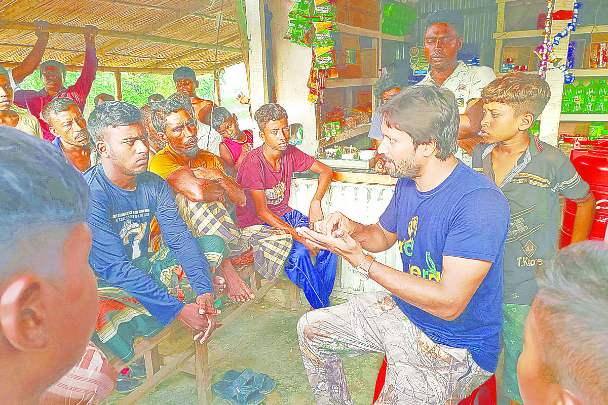 বন্য প্রাণী রক্ষায় এলাকার বিভিন্ন শ্রেণি–পেশার মানুষকে সচেতন করছেন বন্য প্রাণীর বন্ধু বখতিয়ার হামিদ