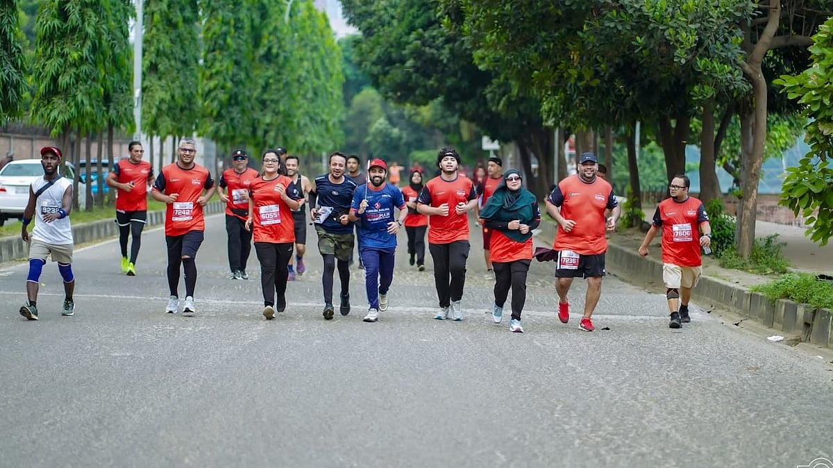 রাজধানীর হাতিরঝিলে হাফ ম্যারাথন আয়োজনে অংশ নিয়েছেন নানা বয়সী মানুষ