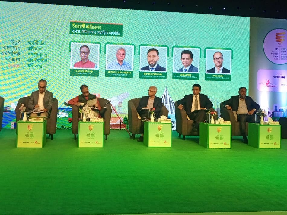 আজ শনিবার রাজধানীর প্যান প্যাসিফিক সোনারগাঁও হোটেলে আয়োজিত চতুর্থ বাংলাদেশ অর্থনৈতিক সম্মেলন-২০২৫ এর উদ্বোধনী অধিবেশনে বাংলাদেশ ব্যাংকের গভর্নর আহসান এইচ মনসুরসহ অন্য অতিথিরা। অর্থনীতির ভবিষ্যৎ পথরেখা ও রাজনৈতিক অঙ্গীকার শিরোনামে এ সম্মেলনের আয়োজক বাংলা দৈনিক বণিক বার্তা