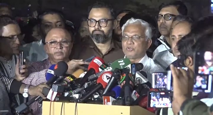 এভারকেয়ার হাসপাতালের সামনে খালেদা জিয়ার স্বাস্থ্যের সর্বশেষ অবস্থা জানান এ জেড এম জাহিদ হোসেন। ২৯ নভেম্বর