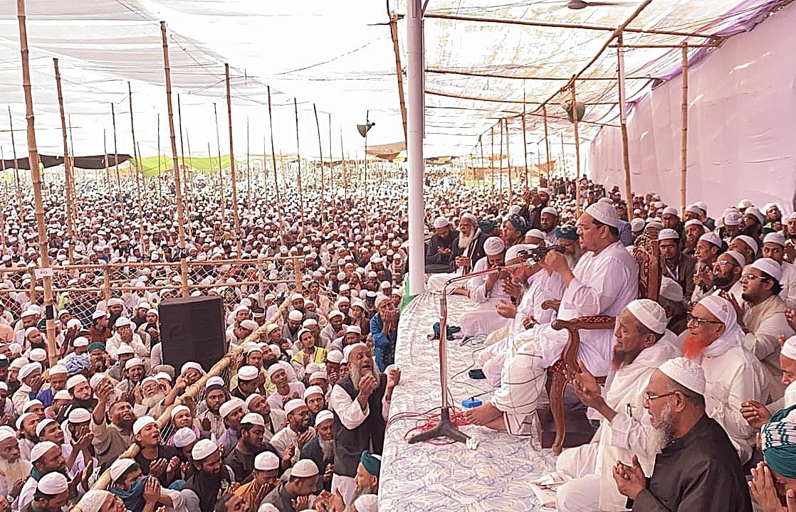 আখেরি মোনাজাতের মাধ্যমে চরমোনাই দরবার শরিফের তিন দিনব্যাপী মাহফিল শেষ হয়েছে। শনিবার সকালে চরমোনাই দরবার শরিফে