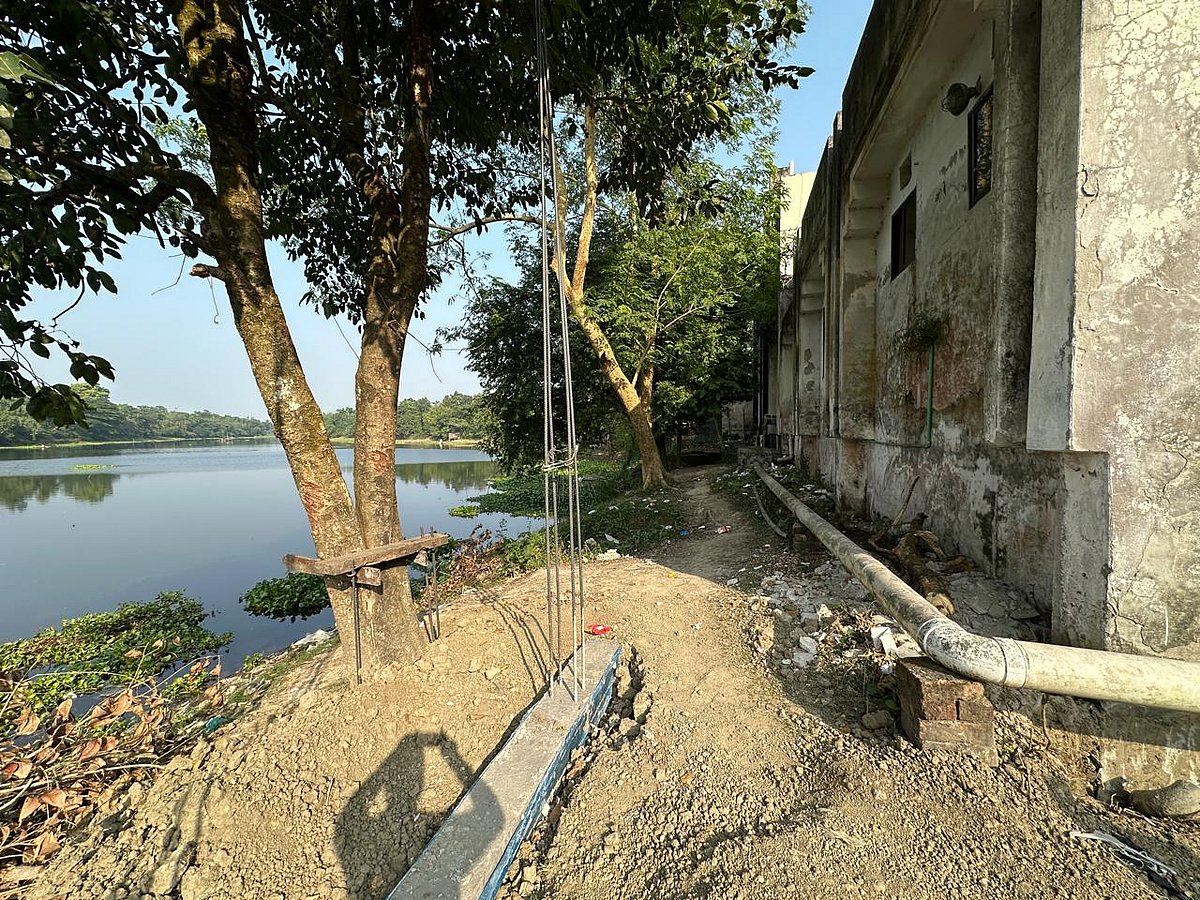 নদীর জায়গায় নির্মাণ করা হচ্ছে বাঘারপাড়া পৌরসভার সীমানাপ্রাচীর। সম্প্রতি তোলা