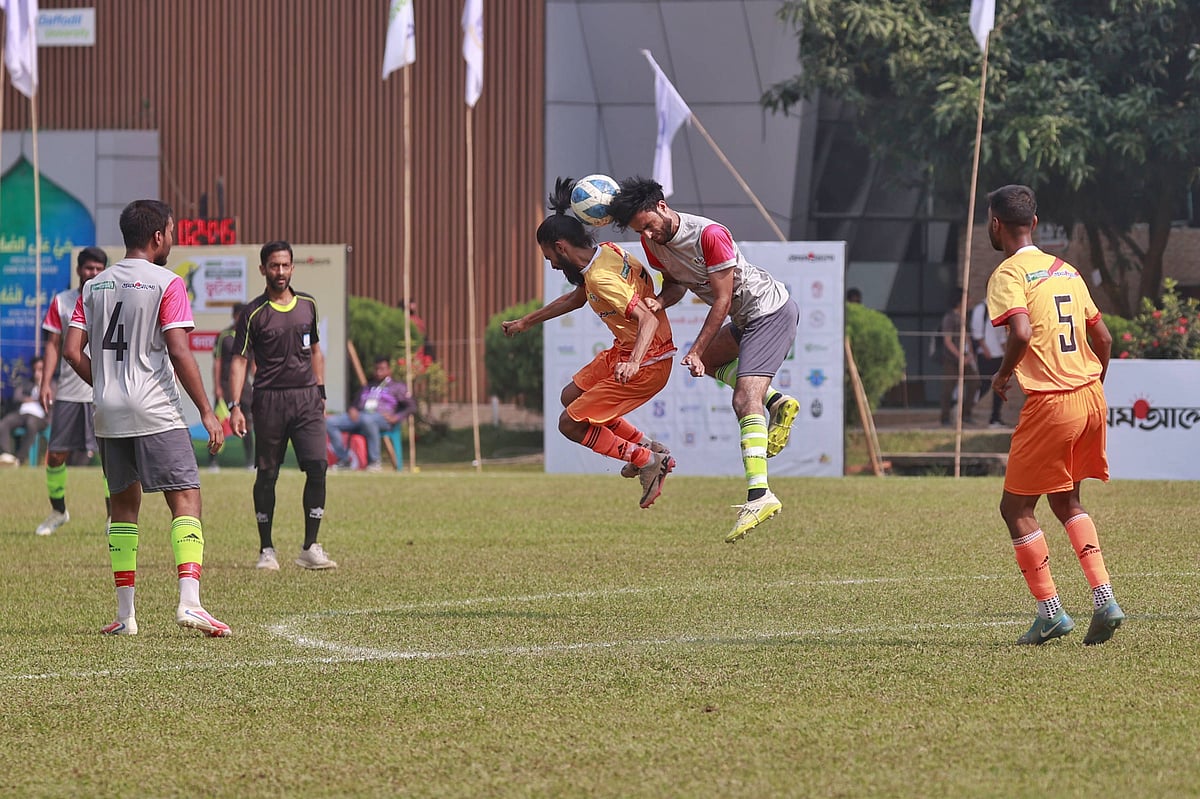 হেডে বল নিয়ন্ত্রণের চেষ্টা দুই দলের। উত্তরা ইউনিভার্সিটি–ইউনাইটেড ইন্টারন্যাশনাল ইউনিভার্সিটি ম্যাচে