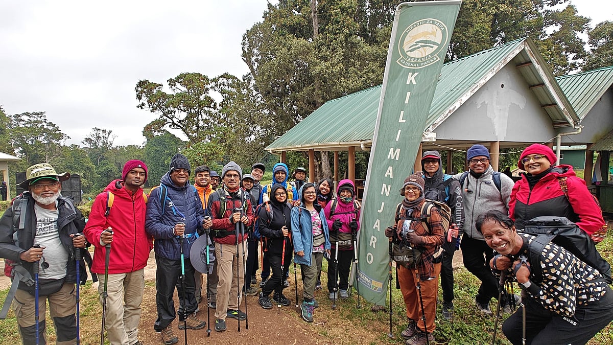 ট্রেক শুরু করার আগে দলের সদস্যরা