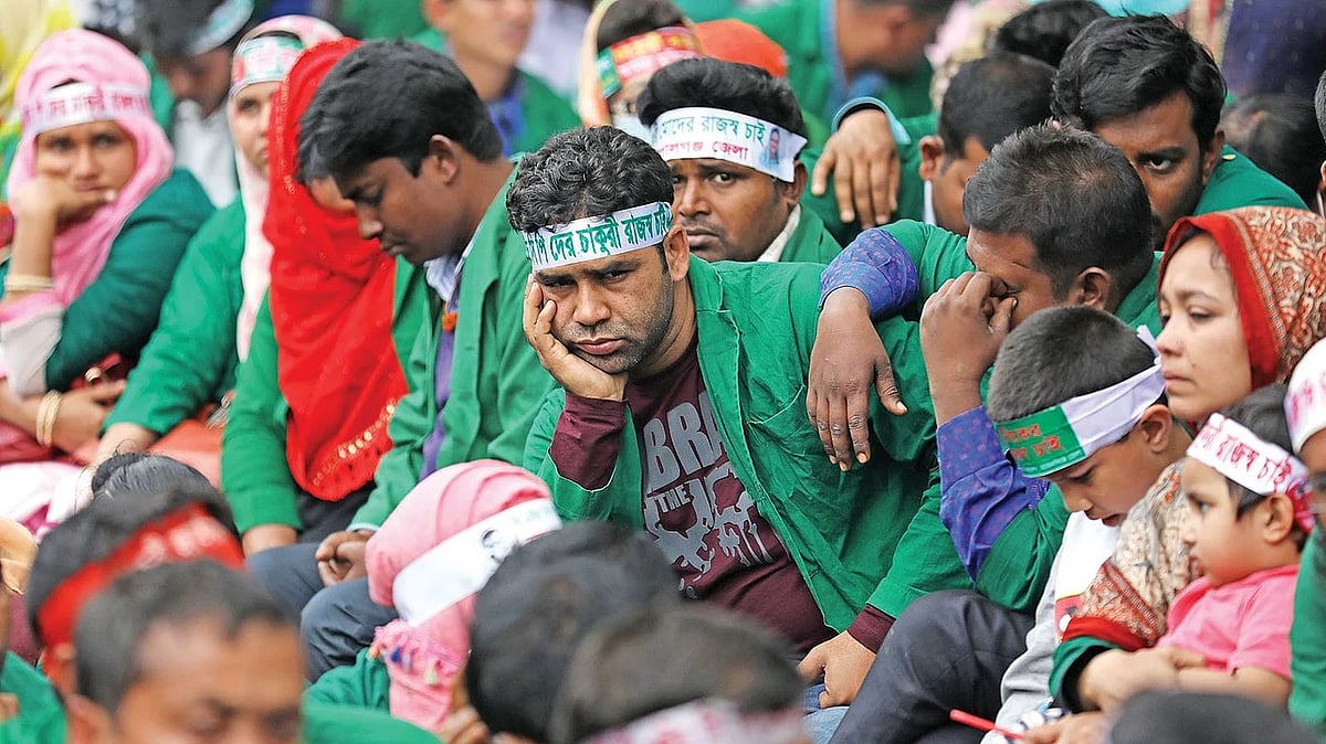 কমিউনিটি ক্লিনিক ট্রাস্টে অস্থায়ী ভিত্তিতে কর্মরত অনেকের চাকরি হারানোর শঙ্কা দেখা দিয়েছে। এই কমিউনিটি হেলথ কেয়ার প্রোভাইডাররা (সিএইচসিপি) নানা দাবিতে বিভিন্ন সময়ে আন্দোলনে নামেন