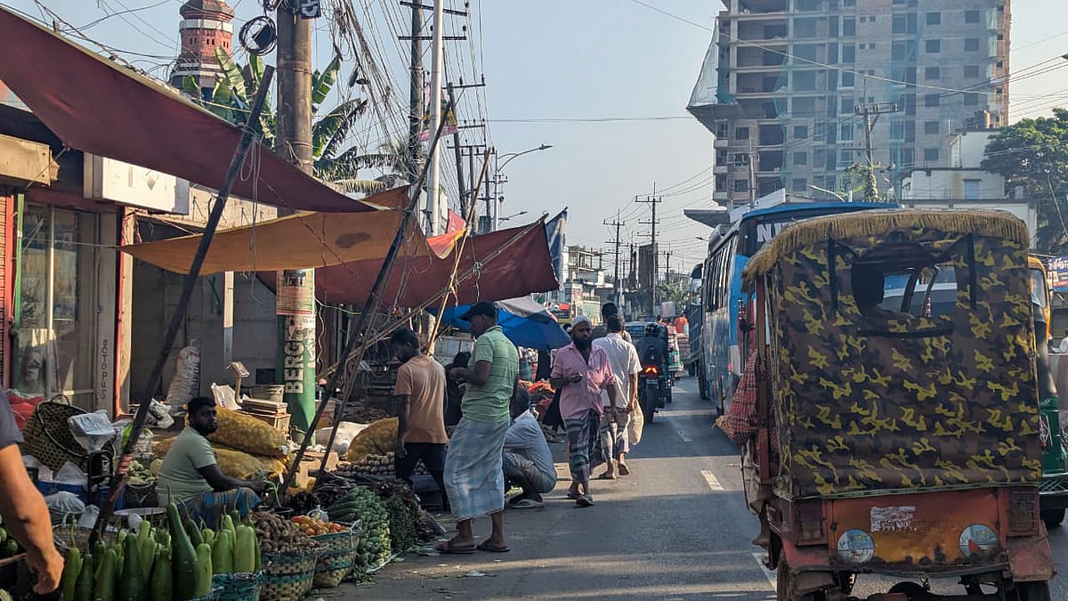হাটহাজারী উপজেলার চৌধুরীহাটে সড়কের ওপর বসেছে বাজার। গতকাল বেলা সাড়ে ১১টায়