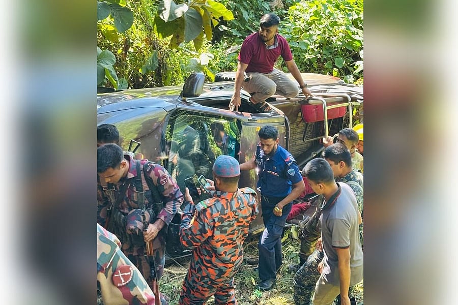 রাঙামাটির বাঘাইছড়ির সাজেকে খাদে পড়ে যাওয়া বিজিবির গাড়ি থেকে আহতদের উদ্ধার করা হচ্ছে। আজ দুপুরে সাজেক ইউনিয়নের শিজকছড়া এলাকায়