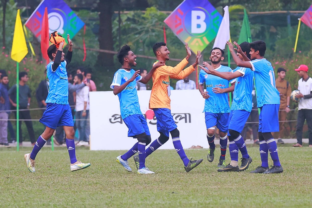 একটু পরপরই এমন গোল–উৎসব করেছে প্রেসিডেন্সি ইউনিভার্সিটি