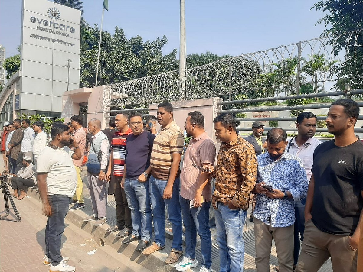 খালেদা জিয়াকে দেখতে রাজধানীর এভারকেয়ার হাসপাতালের সামনে নেতা–কর্মীদের ভিড়। আজ রোববার সকালে