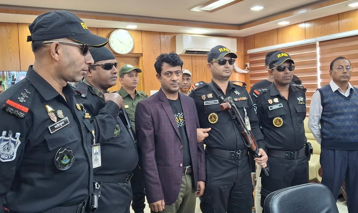 গ্রেপ্তার আলমগীর হোসেন। আজ রোববার দুদকের নোয়াখালী কার্যালয় থেকে তোলা