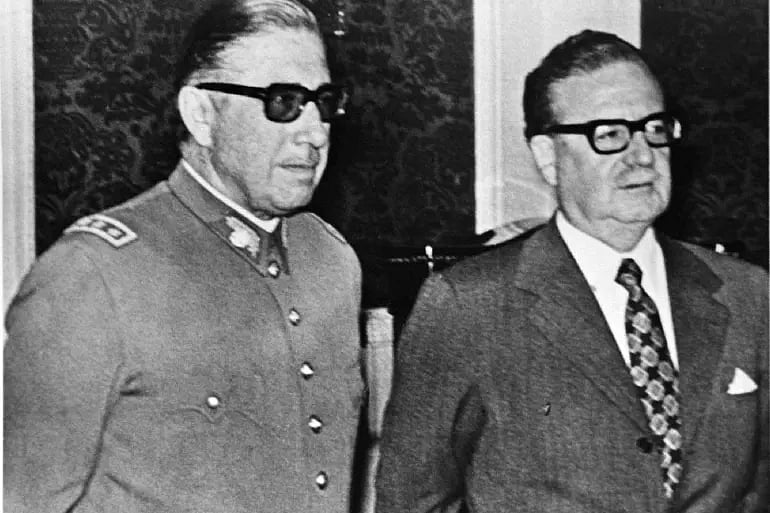 চিলির বামপন্থী প্রেসিডেন্ট সালভাদর আলেন্ডের (ডানে) পাশে সেনাপ্রধান অগুস্তো পিনোশে। ছবিটির তারিখ সম্পর্কে নিশ্চিত হওয়া যায়নি। যুক্তরাষ্ট্রের সহায়তায় ১৯৭৩ সালের ১১ সেপ্টেম্বর আলেন্ডকে উৎখাত করে ক্ষমতা দখল করেছিলেন পিনোশে