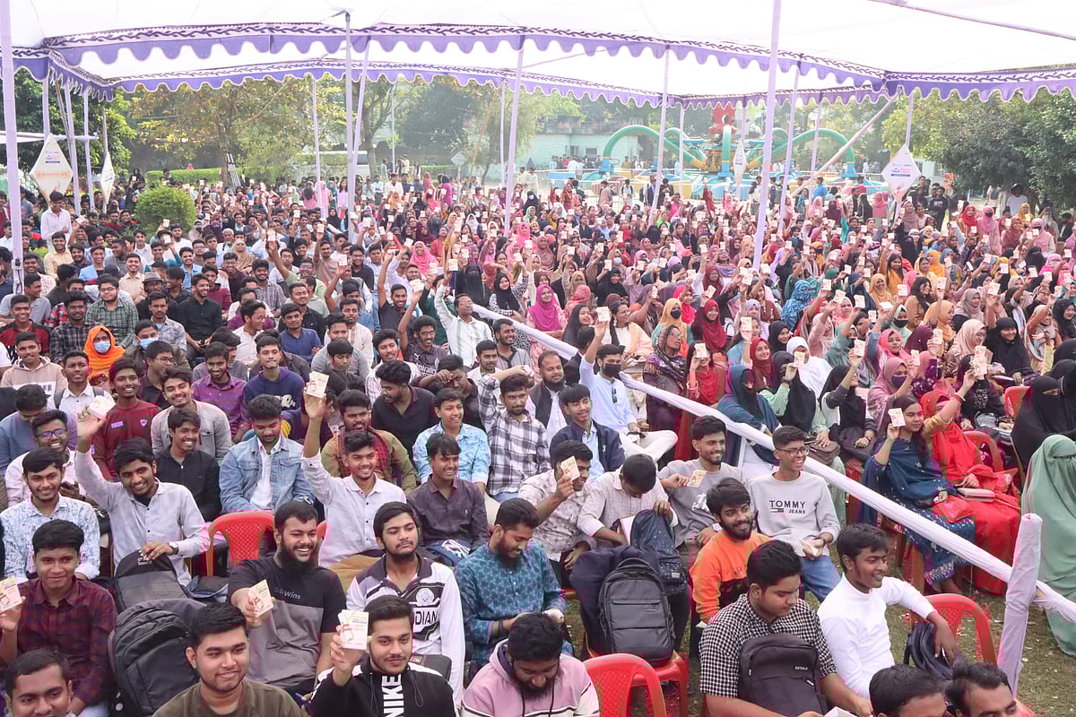 এইচএসসি ও সমমানের পরীক্ষায় জিপিএ–৫ প্রাপ্তদের সংবর্ধনা অনুষ্ঠানে শিক্ষার্থীরা। রোববার সকালে রাজশাহী জিয়া পার্কে