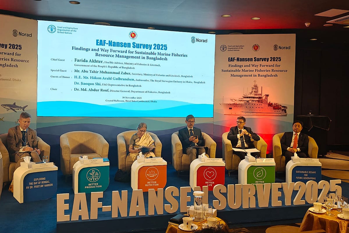 মৎস্য সম্পদ নিয়ে জরিপের তথ্য প্রকাশ অনুষ্ঠানে উপস্থিত অতিথিরা। আজ রোববার ঢাকার ইন্টারকন্টিনেন্টাল হোটেলে