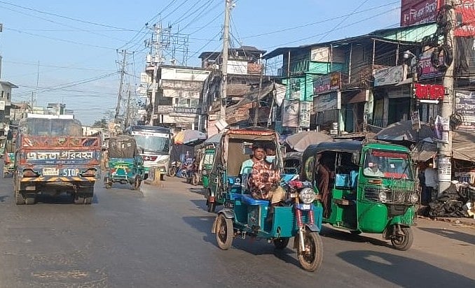 প্রায় তিন ঘণ্টা অবরোধের পর চট্টগ্রাম-কক্সবাজার মহাসড়কে যান চলাচল শুরু হয়েছে। আজ বেলা দুইটার দিকে চট্টগ্রামের লোহাগাড়া উপজেলার আমিরাবাদ এলাকায়