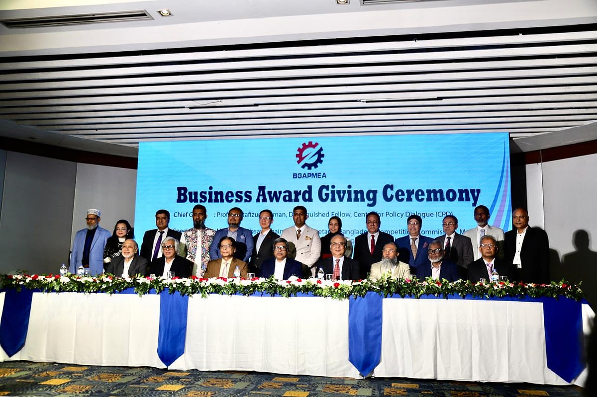 সরঞ্জাম ও মোড়ক পণ্য খাতে অবদান রাখায় ১১ জন ব্যবসায়ী নেতা ও ব্যবসায়ীকে সম্মাননা দিয়েছে  বিজিএপিএমইএ। গতকাল শনিবার ঢাকার একটি হোটেলে