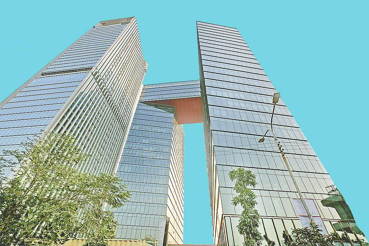 বাণিজ্যিক এলাকা তেজগাঁওয়ে শান্তা হোল্ডিংসের বাণিজ্যিক ভবন