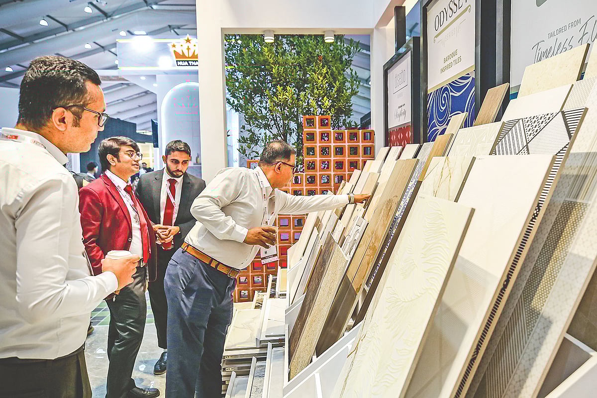 রাজধানীর আন্তর্জাতিক কনভেনশন সেন্টার বসুন্ধরায় চলছে সিরামিক পণ্যের প্রদর্শনী। একটি স্টলে টাইলস দেখছেন ক্রেতারা