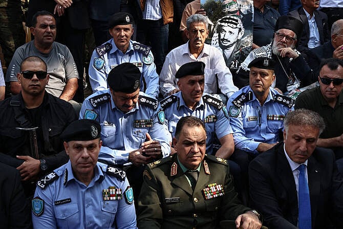 ফিলিস্তিনি পুলিশ কর্মকর্তারা দখল করা পশ্চিম তীরের রামাল্লা শহরে ফিলিস্তিনি নেতা ইয়াসির আরাফাতের মৃত্যুর ২১তম বার্ষিকী পালন করতে একত্র হন। ১১ নভেম্বর ২০২৫