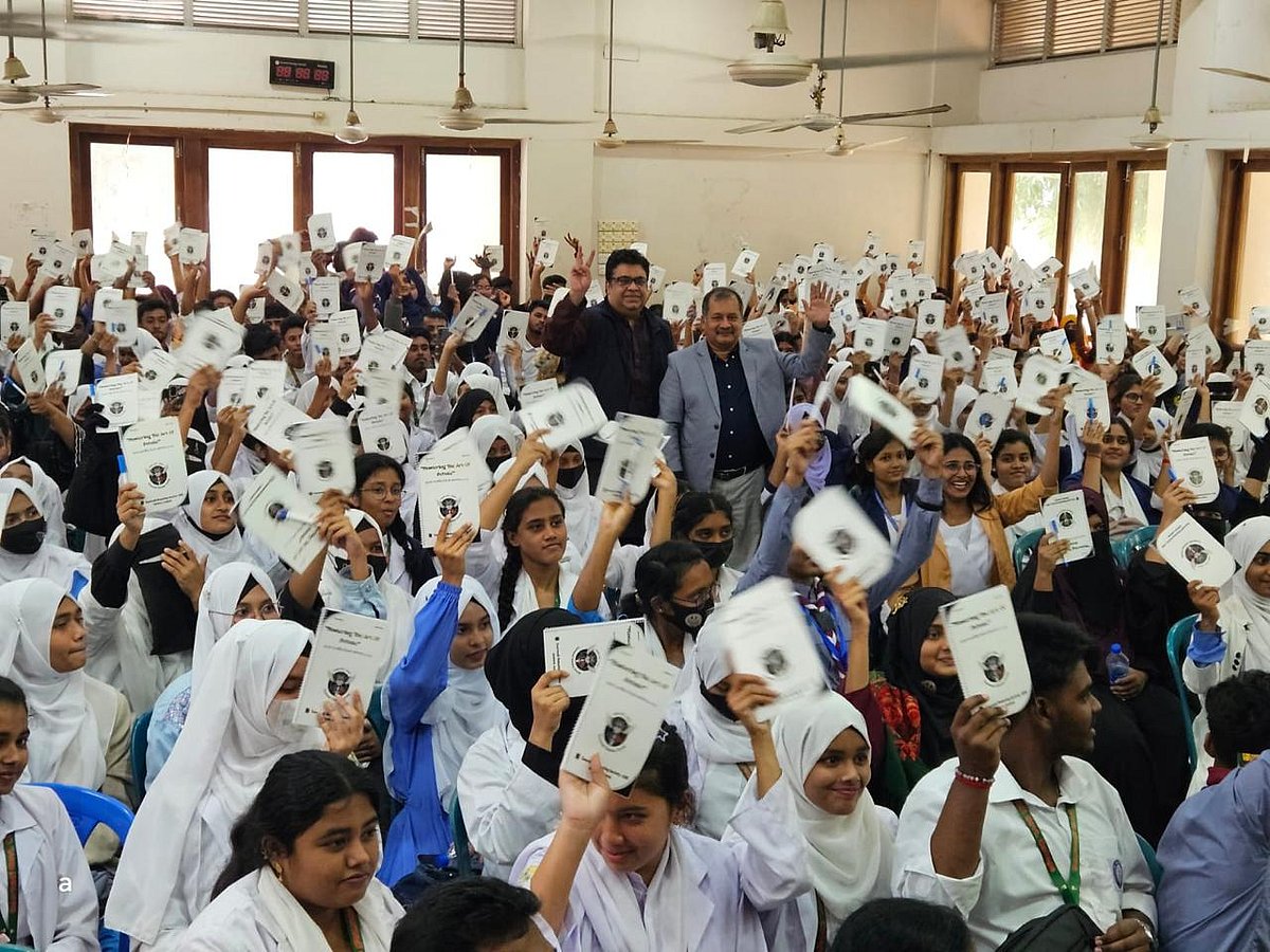 বিতর্ক কর্মশালায় অংশগ্রহণকারী শিক্ষার্থীদের সঙ্গে জহির উদ্দিন স্বপন। রোববার দুপুরে বরিশালের গৌরনদী উপজেলা পরিষদ মিলনায়তনে