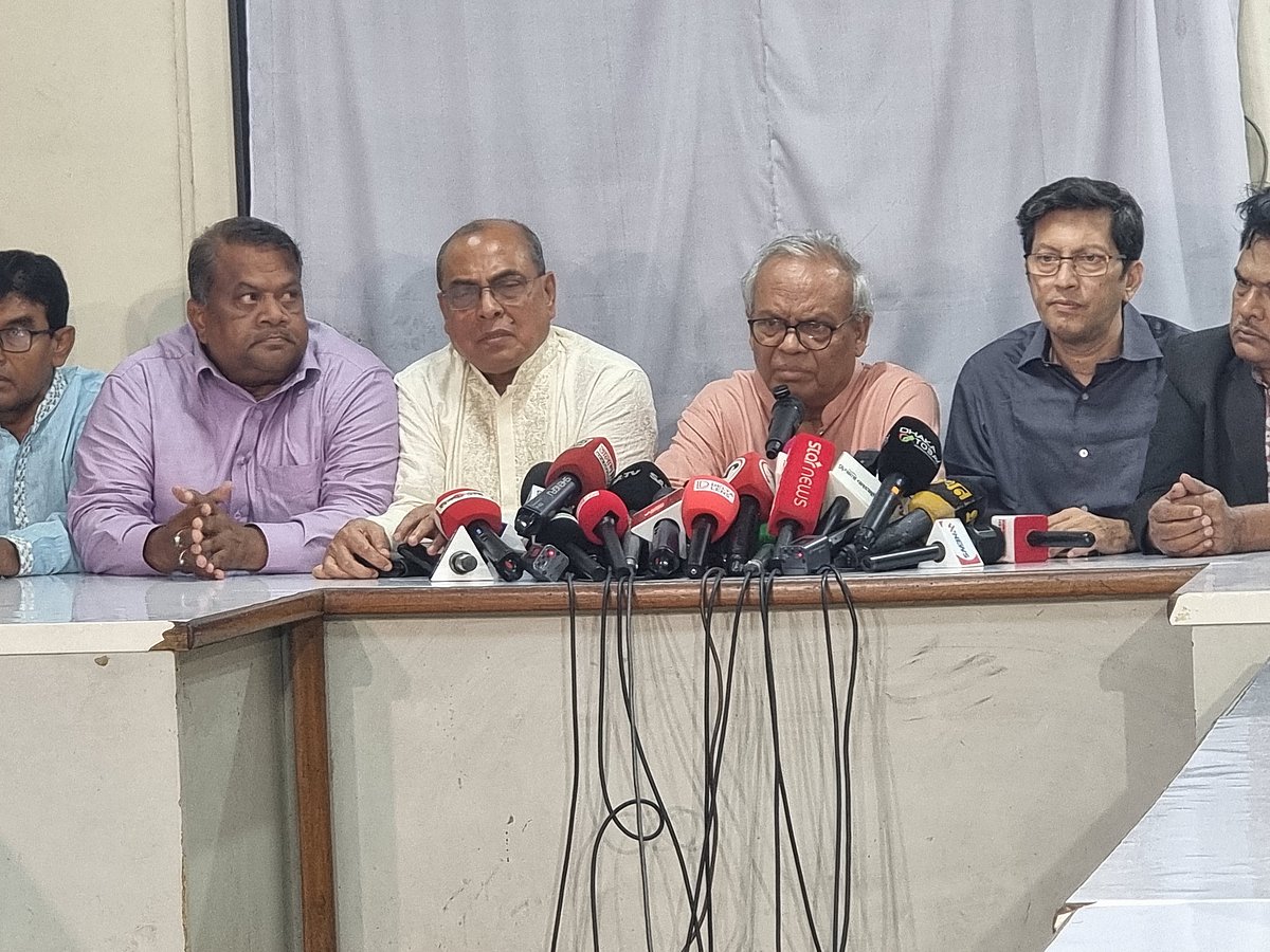 রাজধানীর নয়াপল্টনে বিএনপির কেন্দ্রীয় কার্যালয়ে জরুরি সংবাদ সম্মেলনে বক্তব্য দেন বিএনপির যুগ্ম মহাসচিব রুহুল কবির রিজভী। ৩০ নভেম্বর ২০২৫