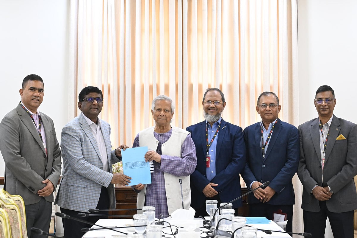 বিগত সরকারের আমলে সেনাবাহিনী, নৌবাহিনী ও বিমানবাহিনীর চাকরিতে বৈষম্য, বঞ্চনা, অবিচার ও প্রতিহিংসার শিকার হওয়া অবসরপ্রাপ্ত ও বরখাস্ত হওয়া কর্মকর্তাদের আবেদন পর্যালোচনা করে সুপারিশ দেওয়ার জন্য গঠিত কমিটি আজ প্রধান উপদেষ্টার কাছে প্রতিবেদন জমা দিয়েছে