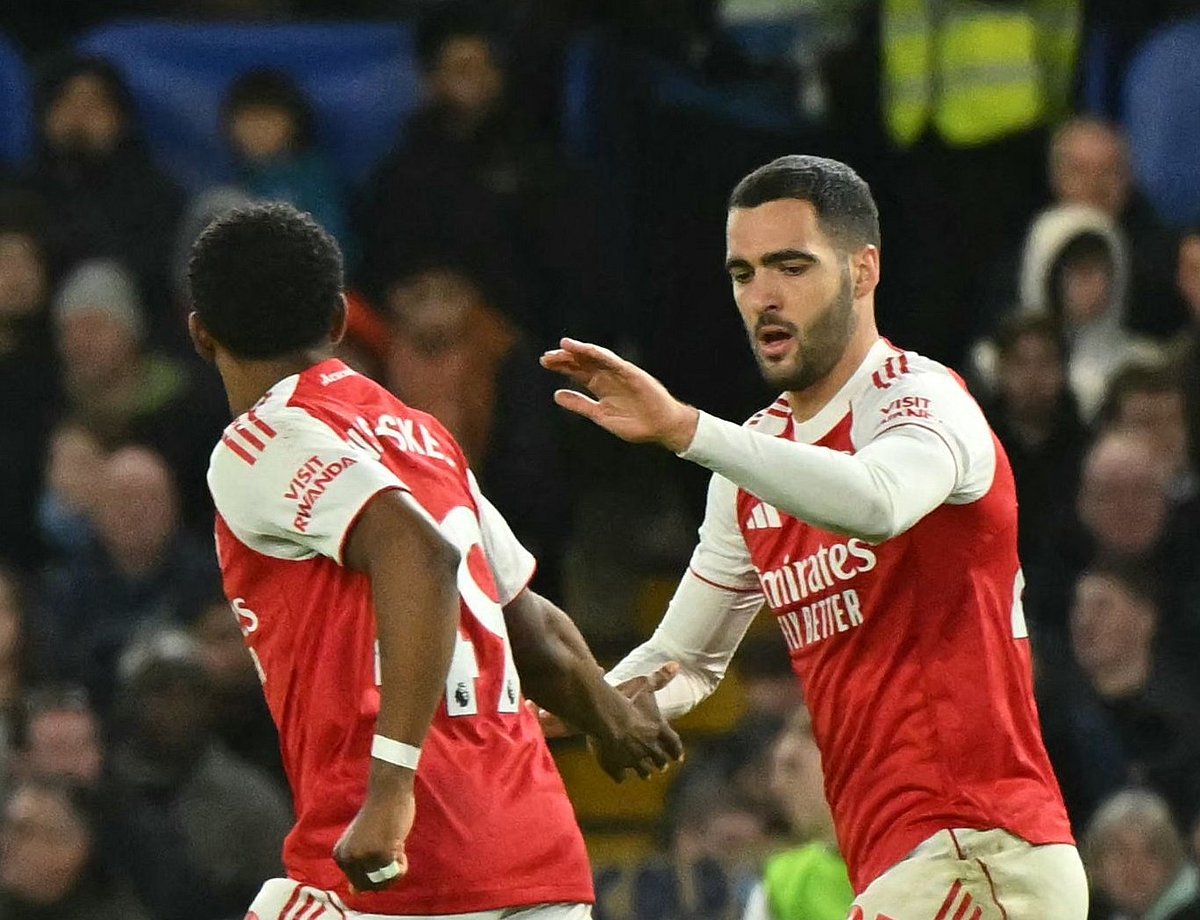 আর্সেনালকে সমতায় ফেরানোর পর সতীর্থের সঙ্গে উচ্ছ্বাস মিকেল মেরিনোর (ডানে)