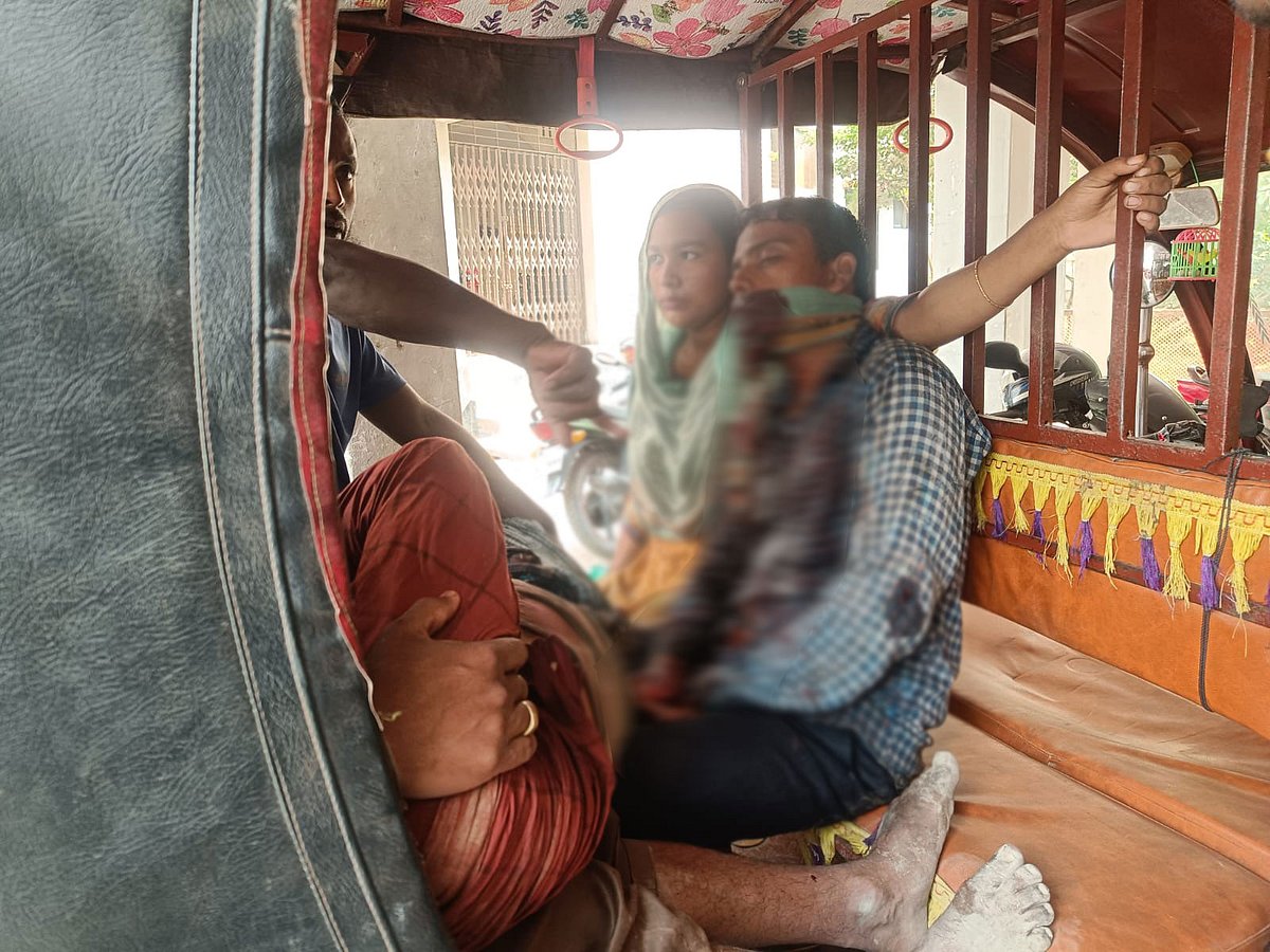 কুড়িগ্রামে জমিজমা নিয়ে সংঘর্ষে আহত ব্যক্তিদের হাসপাতালে নিয়ে যাওয়া হচ্ছে। রোববার দুপুরে নাগেশ্বরী উপজেলা স্বাস্থ্য কমপ্লেক্সের সামনে