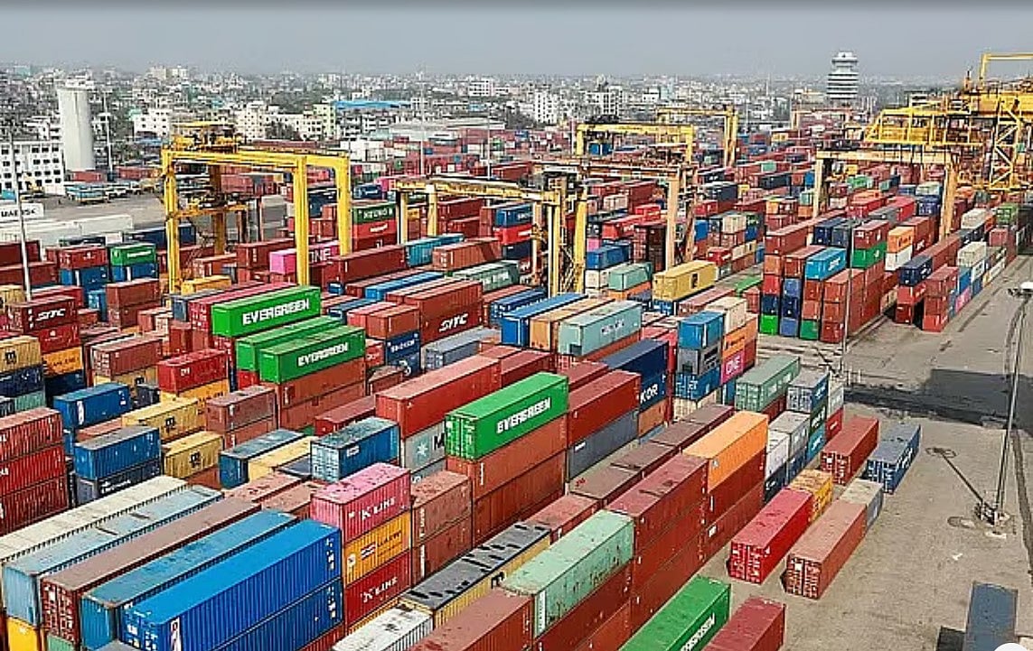 চট্টগ্রাম বন্দর আমাদের অর্থনীতির প্রধান প্রবেশদ্বার।
