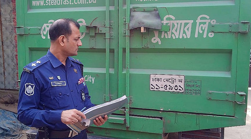 দিনাজপুর-গোবিন্দগঞ্জ আঞ্চলিক মহাসড়কে কাভার্ড ভ্যান মোটরসাইকেলে ধাক্কা দেয়। আজ সোমবার