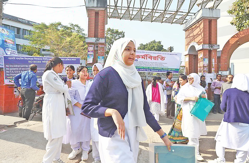 পরীক্ষা স্থগিত হওয়ার বিষয়ে না জানায় অনেক শিক্ষার্থী এসে ফিরে যায়। গতকাল সিলেটে সরকারি অগ্রগামী বালিকা উচ্চবিদ্যালয় ও কলেজে