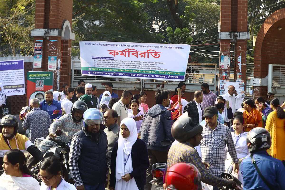 সরকারি মাধ্যমিক বিদ্যালয়ের শিক্ষকদের ‘নো ওয়ার্ক’ কর্মসূচির কারণে ফিরে যাচ্ছেন শিক্ষার্থী–অভিভাবকেরা। সরকারি অগ্রগামী বালিকা উচ্চবিদ্যালয়, সিলেট, ১ ডিসেম্বর