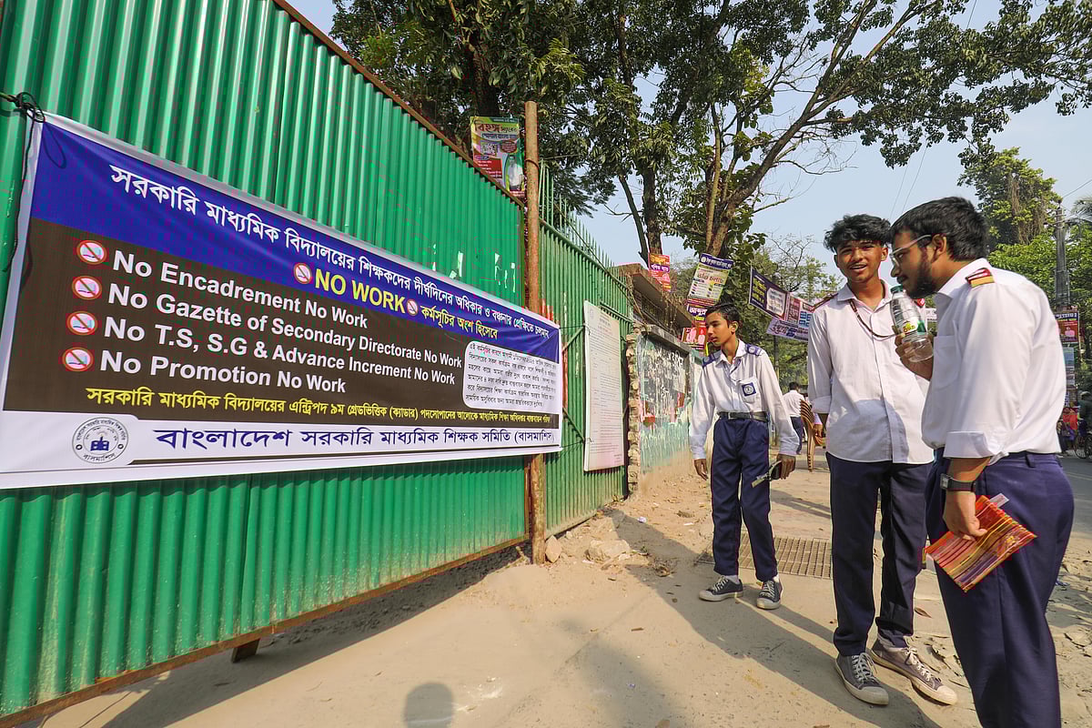 শিক্ষককের কর্মবিরতির তথ্য না জেনে অনেক শিক্ষার্থী বার্ষিক পরীক্ষায় অংশ নিতে বিদ্যালয়ে উপস্থিত হয়। খুলনা জিলা স্কুলের সামনে পরীক্ষা স্থগিতের নোটিশ পড়ছেন কয়েকজন শিক্ষার্থী। আজ সকালে তোলা